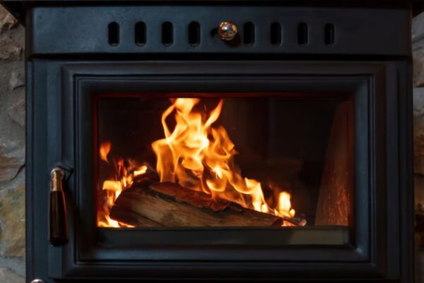 Un poêle à bois pour bûches de 50 cm : comment bien le choisir ?