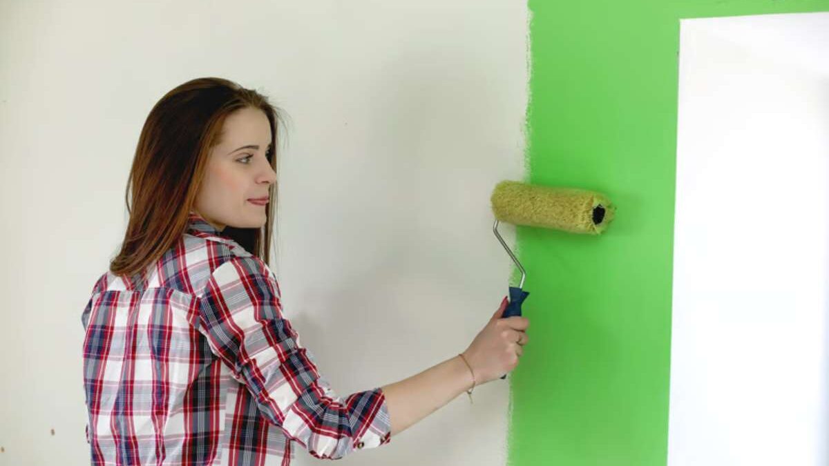 Comment peindre un mur sans déborder sur le plafond ?