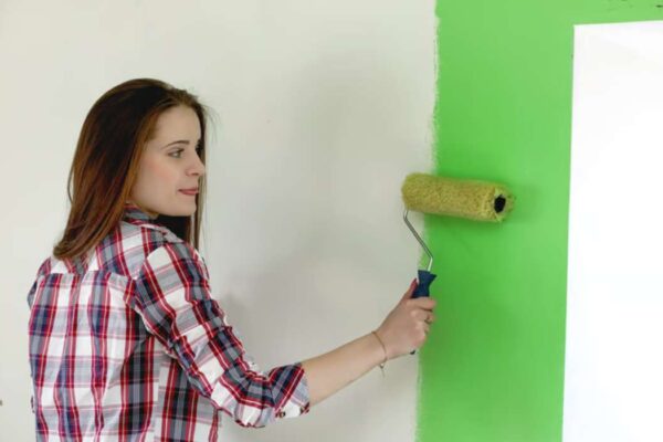 Comment peindre un mur sans déborder sur le plafond ?