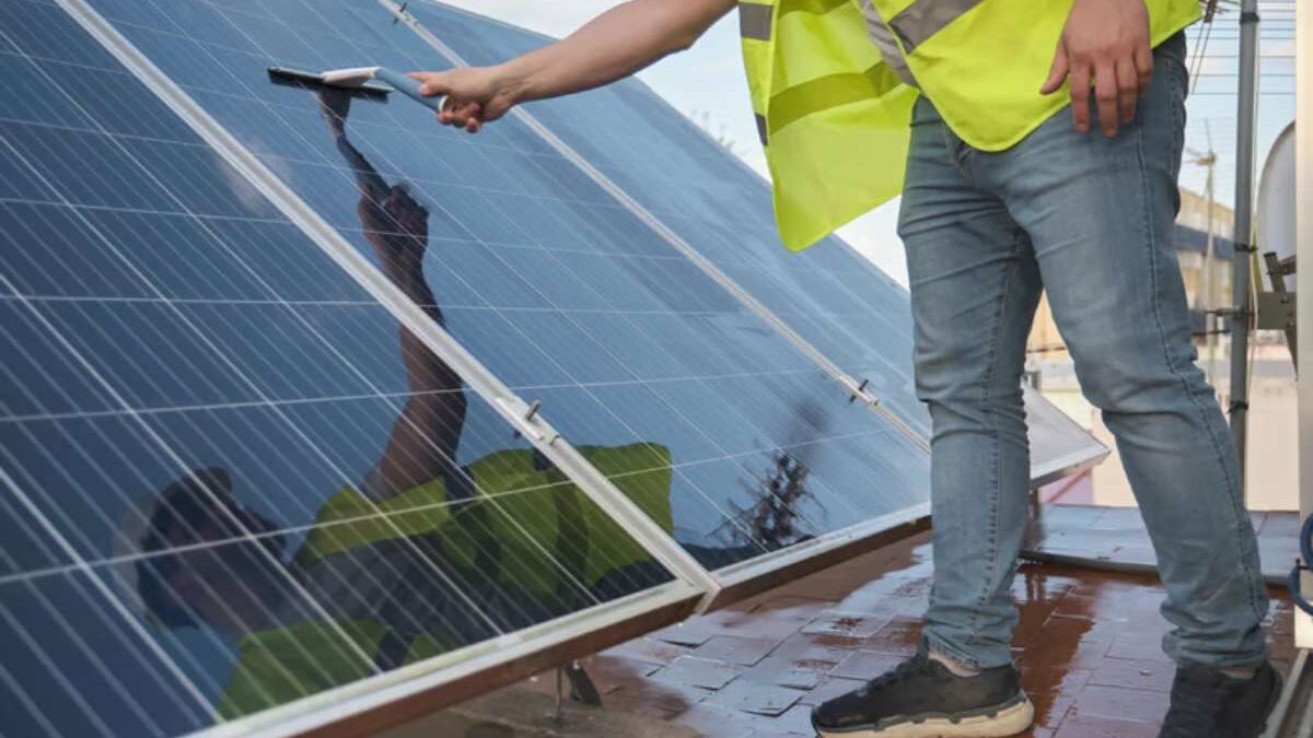 Panneaux solaires, à quelle fréquence faut-il vraiment les nettoyer ?