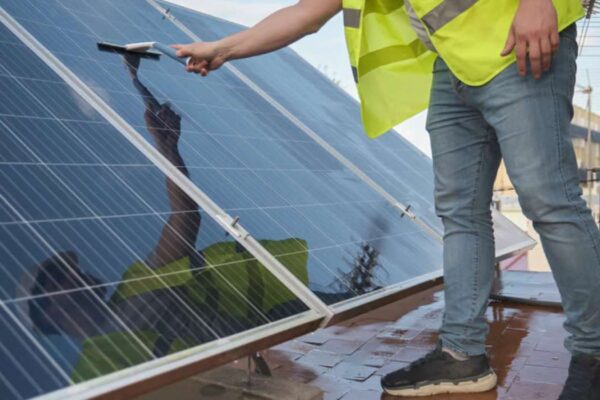 Panneaux solaires, à quelle fréquence faut-il vraiment les nettoyer ?