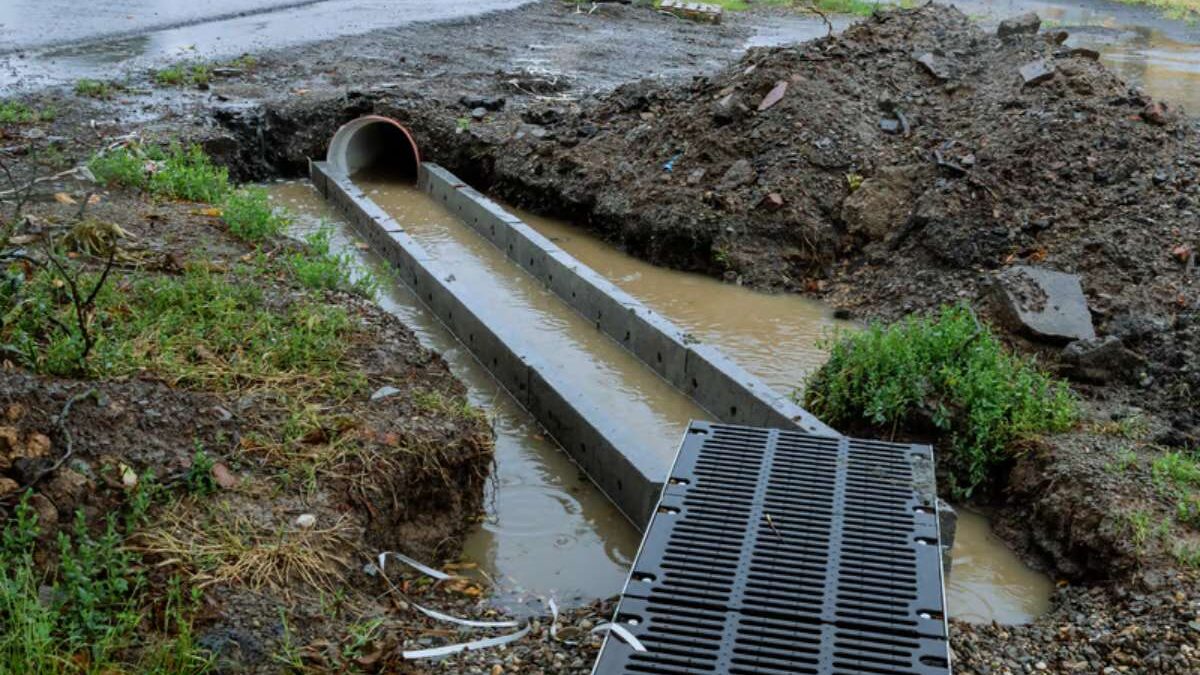 Ton terrain retient l&rsquo;eau de pluie ? Voici comment le drainer