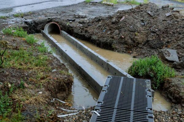 Ton terrain retient l&rsquo;eau de pluie ? Voici comment le drainer