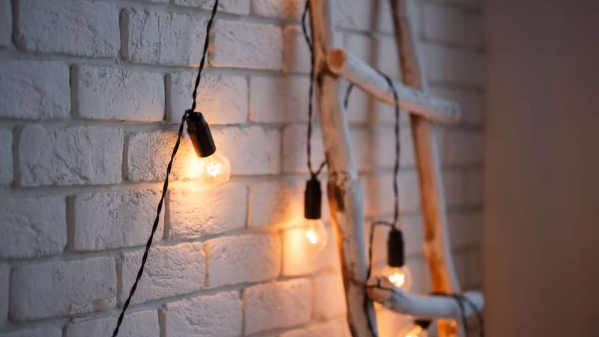 Comment accrocher une guirlande lumineuse au mur sans faire de trou ?