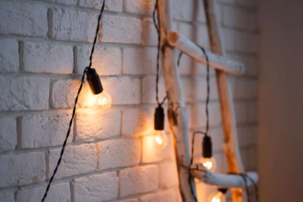 Comment accrocher une guirlande lumineuse au mur sans faire de trou ?
