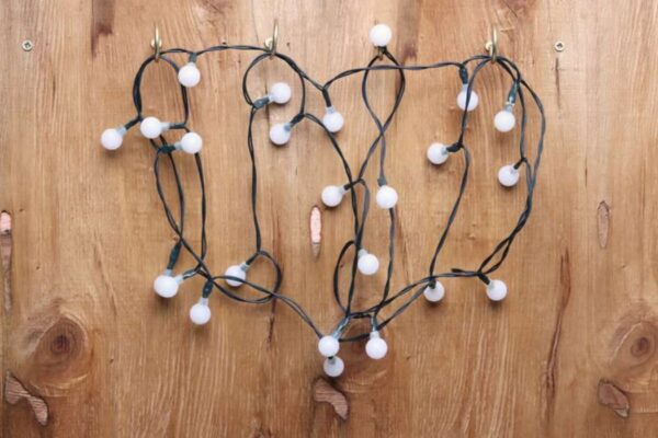 Quelle est la meilleure astuce pour fixer une guirlande lumineuse ?