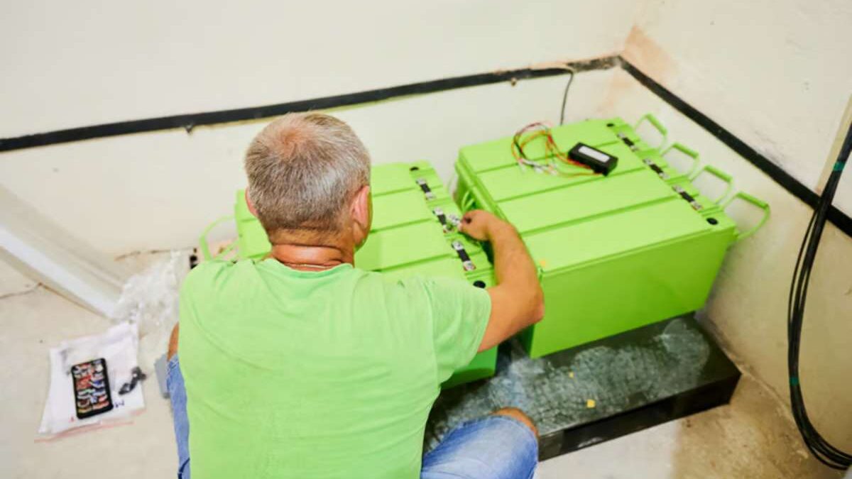 Combien de batteries pour un panneau solaire de 3000 W ?